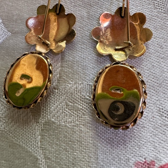 14KT Elegant Gold Cameo Earrings - Picture 4 of 9